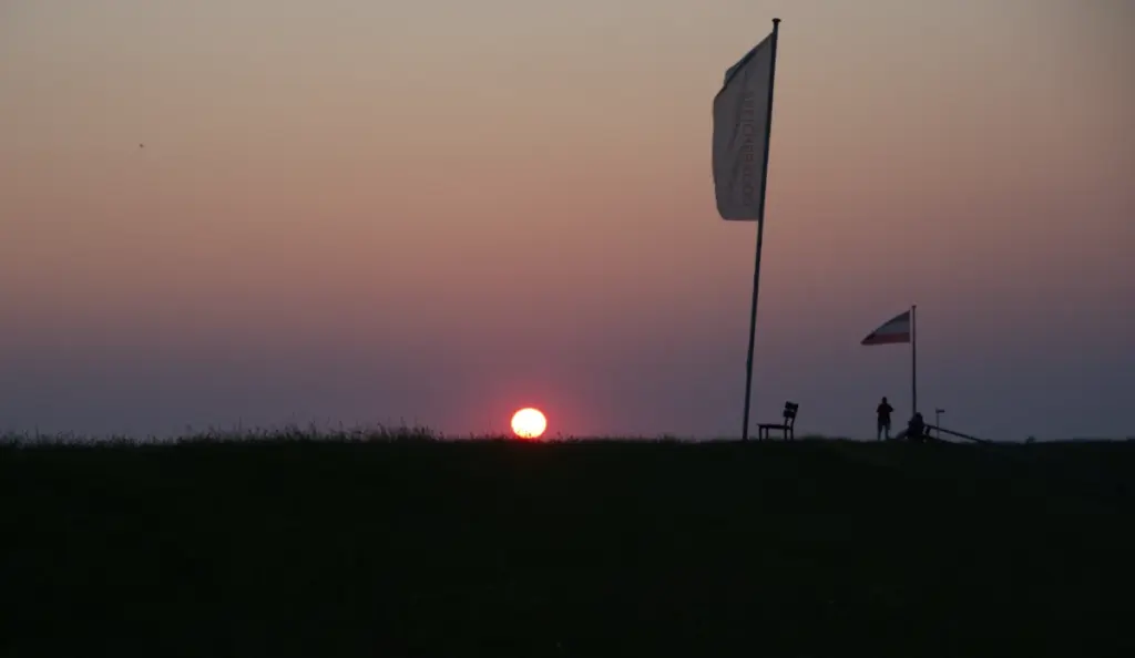 Speicherkoog, Deich mit Sonnenuntergang